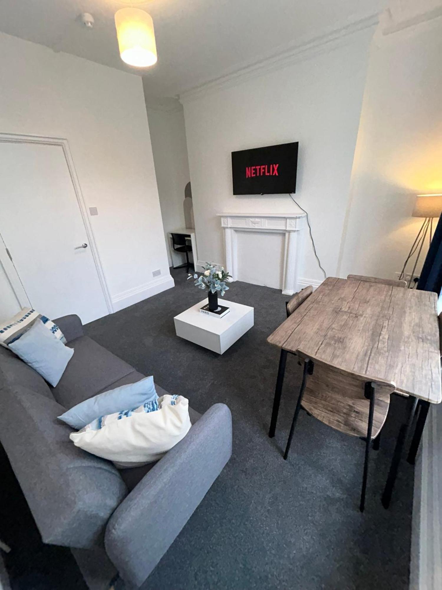 Brand New Modern Apartments Steps From Gloucester Quays Bagian luar foto
