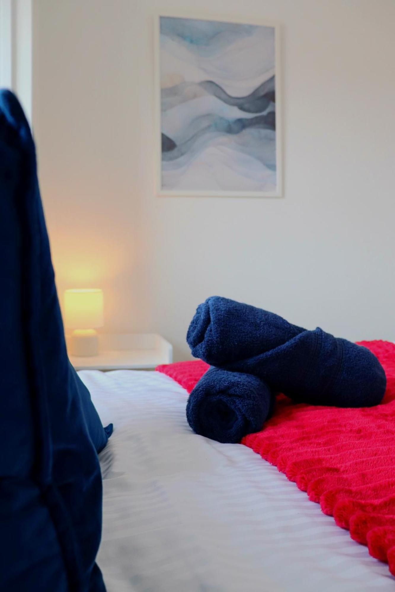 Brand New Modern Apartments Steps From Gloucester Quays Bagian luar foto
