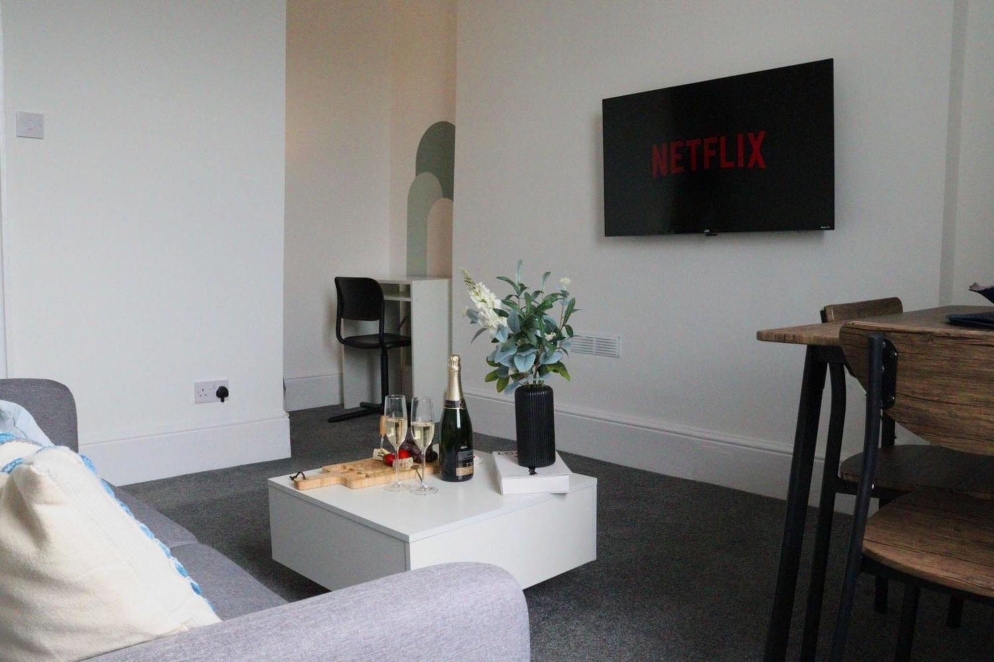 Brand New Modern Apartments Steps From Gloucester Quays Bagian luar foto