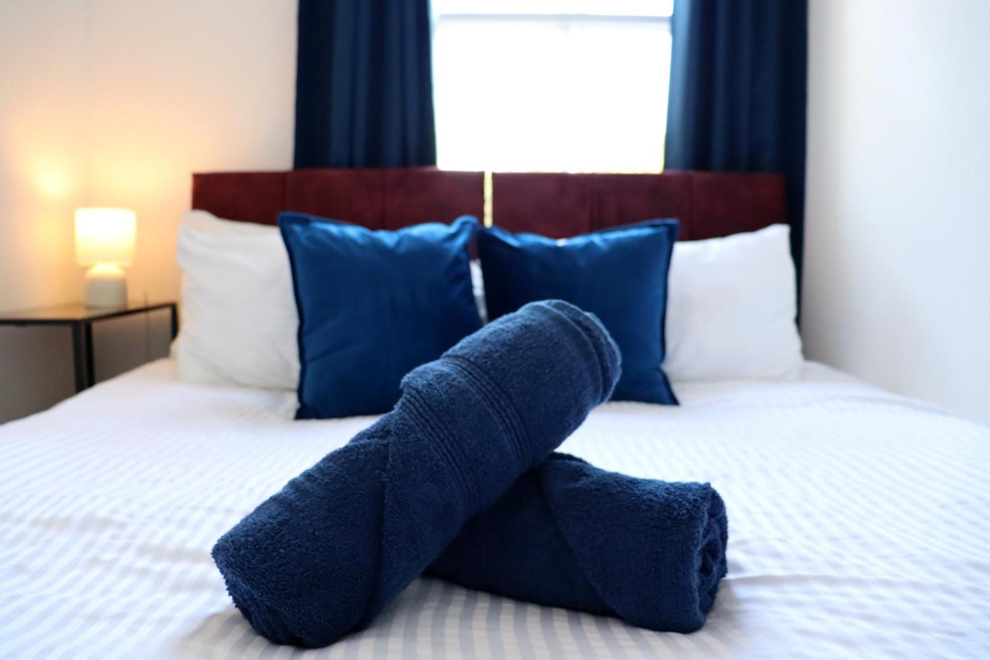 Brand New Modern Apartments Steps From Gloucester Quays Bagian luar foto