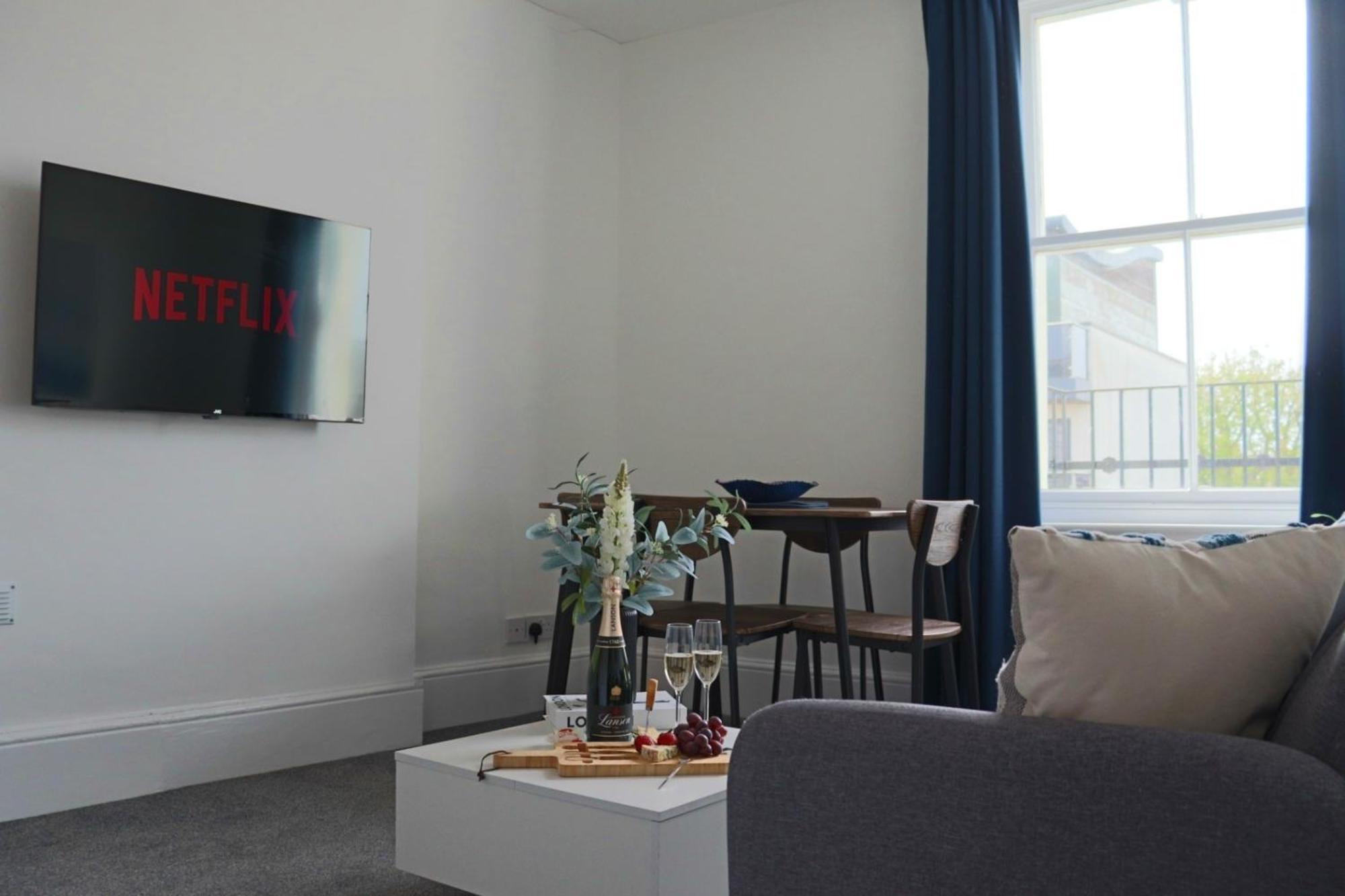 Brand New Modern Apartments Steps From Gloucester Quays Bagian luar foto