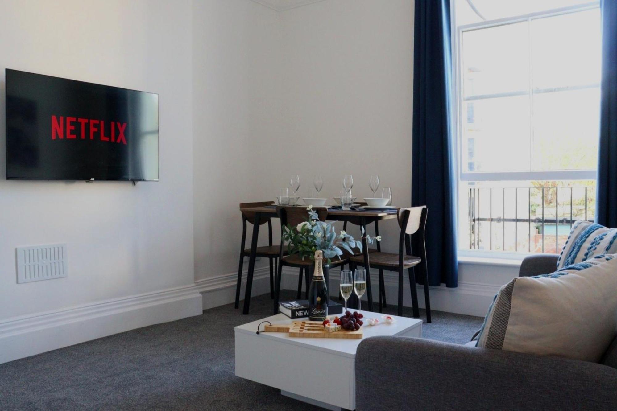 Brand New Modern Apartments Steps From Gloucester Quays Bagian luar foto