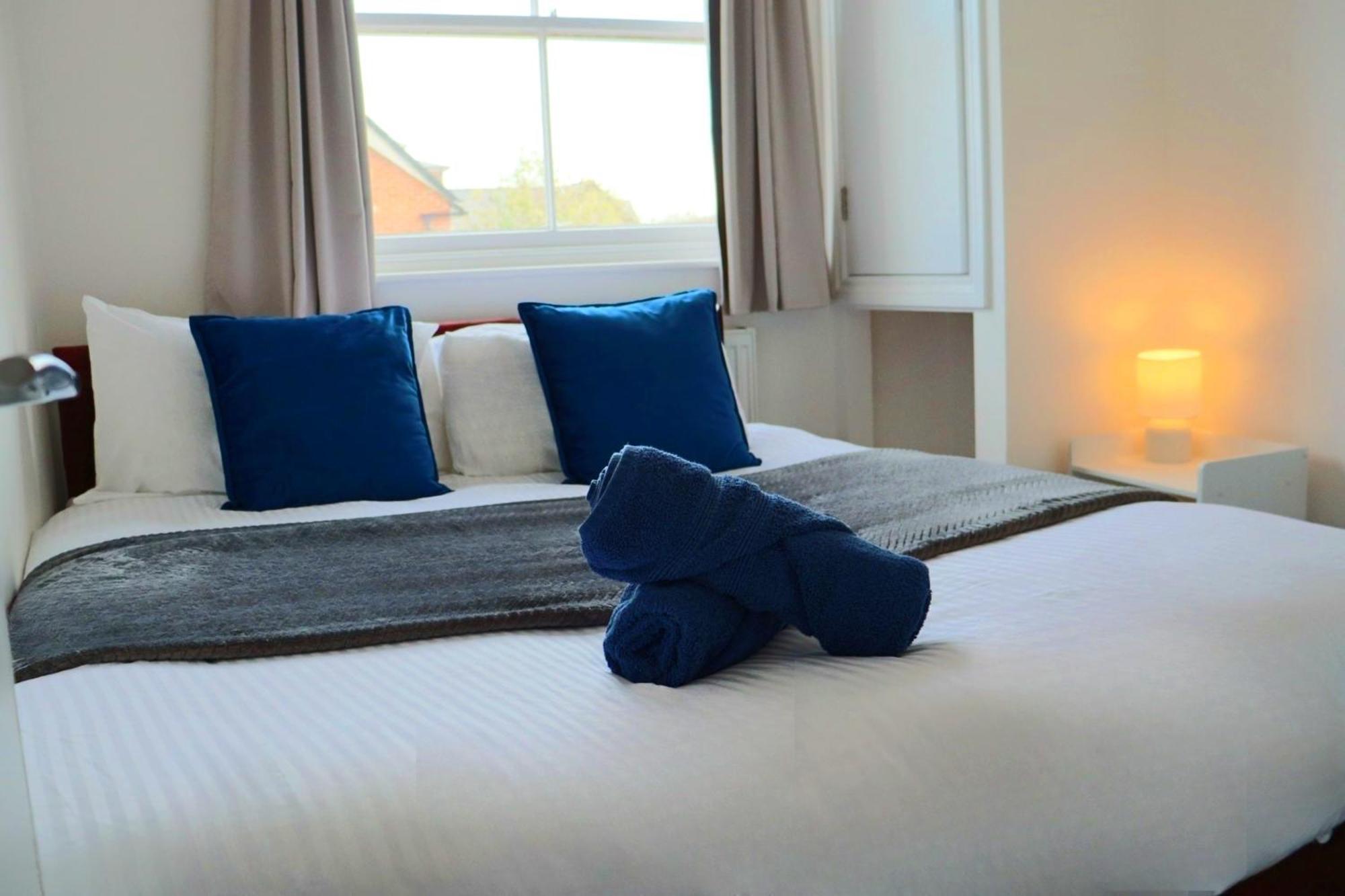Brand New Modern Apartments Steps From Gloucester Quays Bagian luar foto