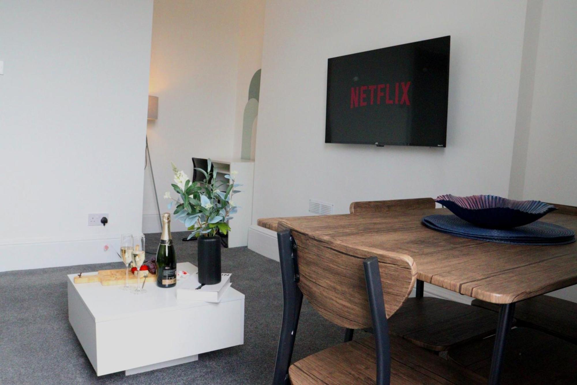 Brand New Modern Apartments Steps From Gloucester Quays Bagian luar foto